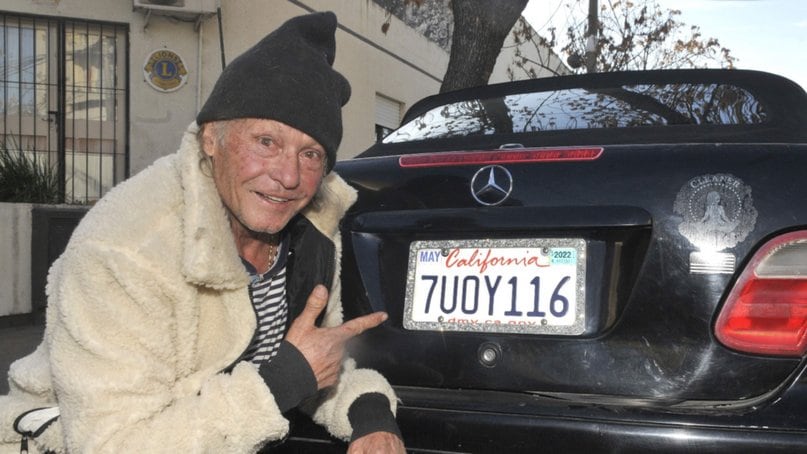 Oscar Dúo junto a su Mercedez Benz que lo acompañó en su viaje.