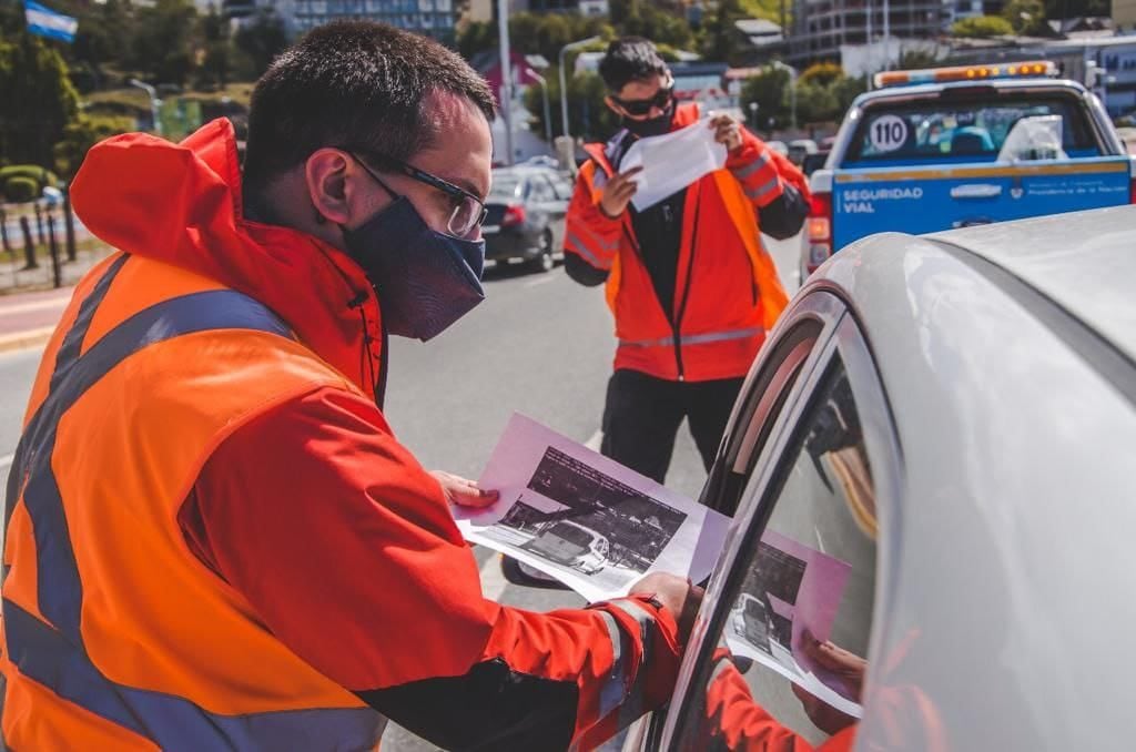 Los agentes conversaron con los conductores para concientizar acerca de las velocidades máximas permitidas para la circulación.