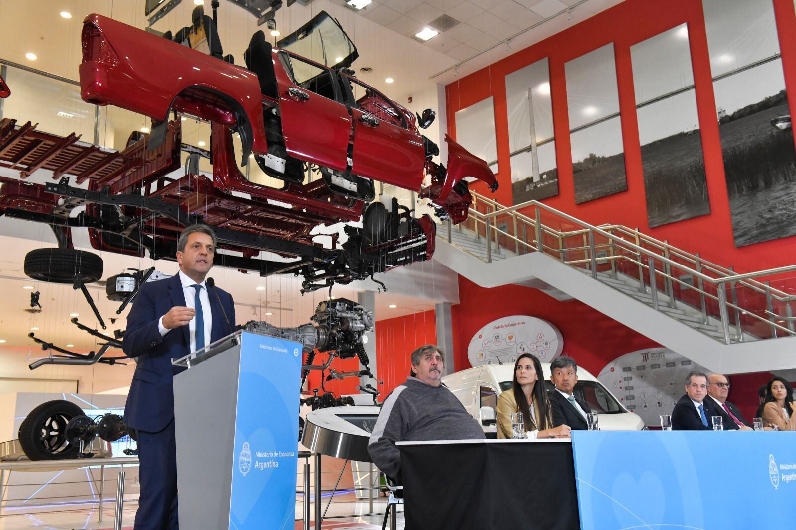 Massa estuvo en una planta automotriz. (Ministerio de Economía)