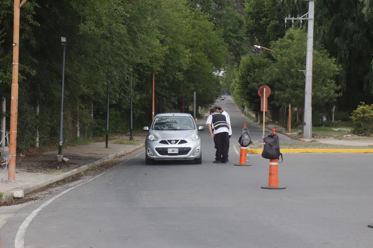 Controles vehiculares en un sector de Carlos Paz. Uno de los tantos registrados desde el inicio de la pandemia.