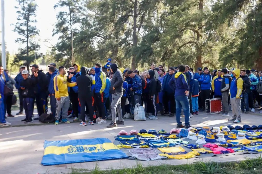 Hinchas de Boca esperan por entradas en el Malvinas