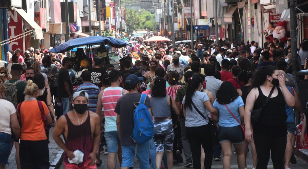 A pocas horas de Navidad, los cordobeses salieron a copar las calles. (Foto: Pedro Castillo)