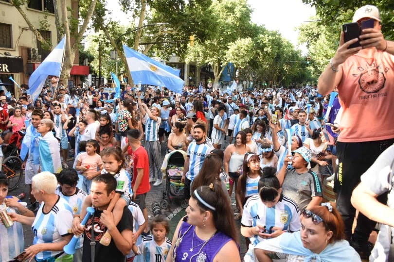 Argentina le ganó a Australia 2 a 1 y los hinchas mendocinos coparon las calles del Centro para festejar que la Selección pasó a cuartos de final de Qatar 2022. - Mariana Villa / Los Andes