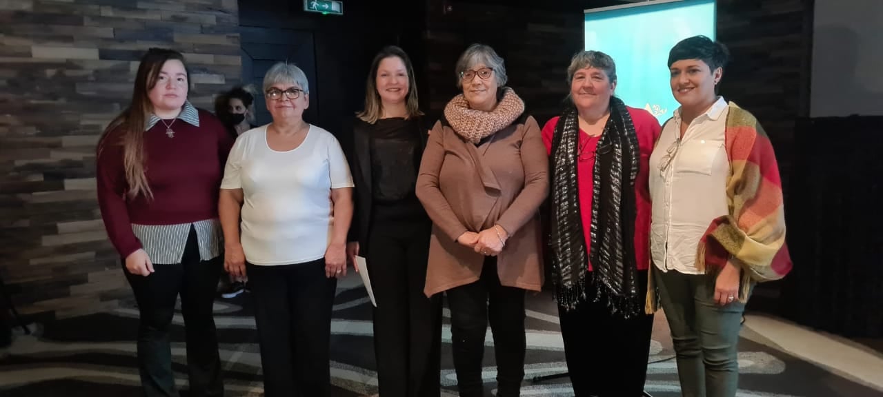 La ministra de Educación, Cultura , Ciencia y Tecnología Sra. Analía Cubino y la secretaria de Justicia Daiana Freiberger, junto a las mujeres lideresas de las pueblos indígenas de la provincia.