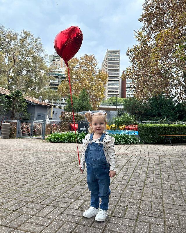 Ana posó para la cámara.