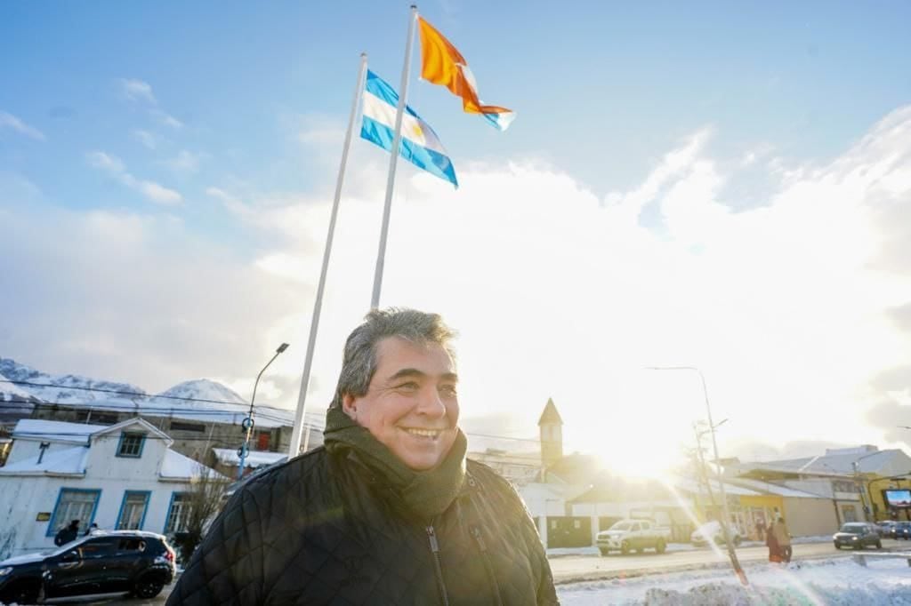 Omar Becerra, militares y escuelas en la Plaza Belgrano