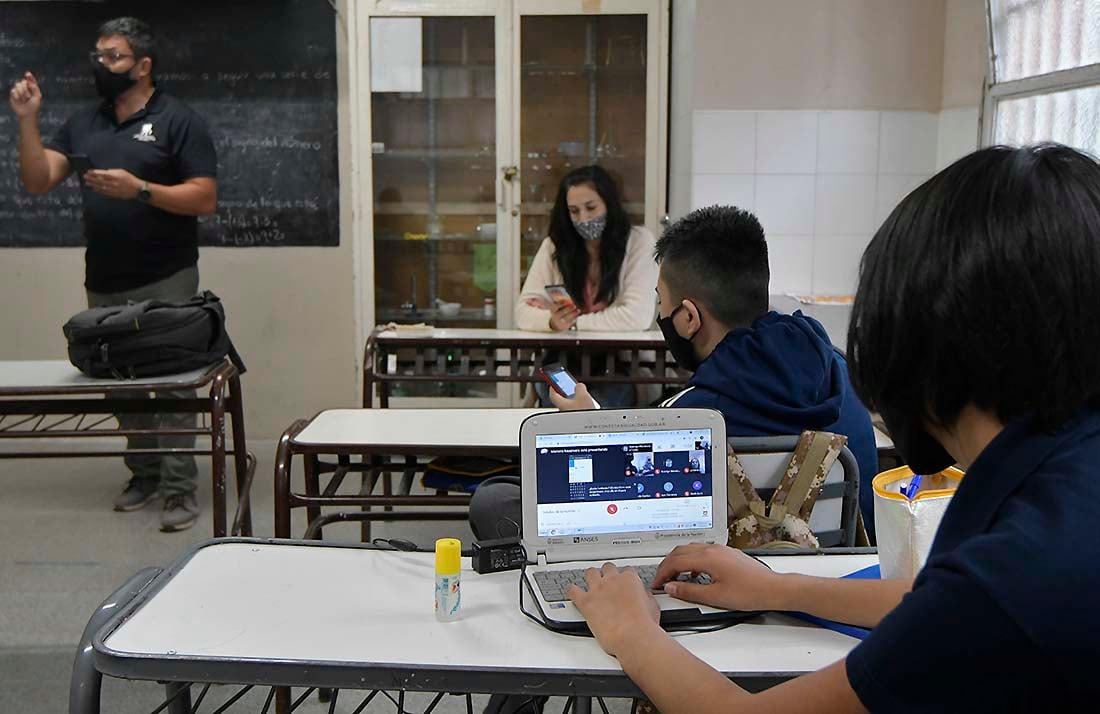 En la Escuela Infanta Mercedes se preparan para acomodar las clases virtuales.