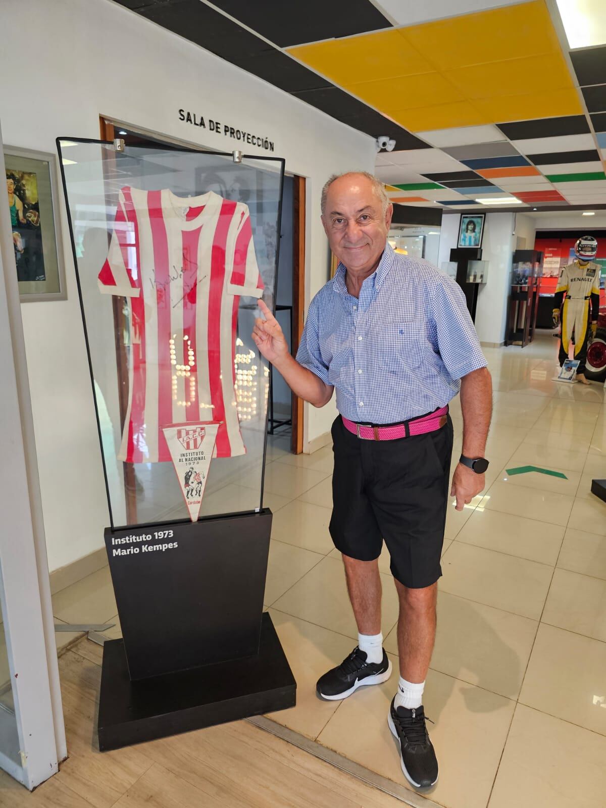 Osvaldo Ardiles y su visita al estadio Kempes. (Gentileza familia Ardiles).