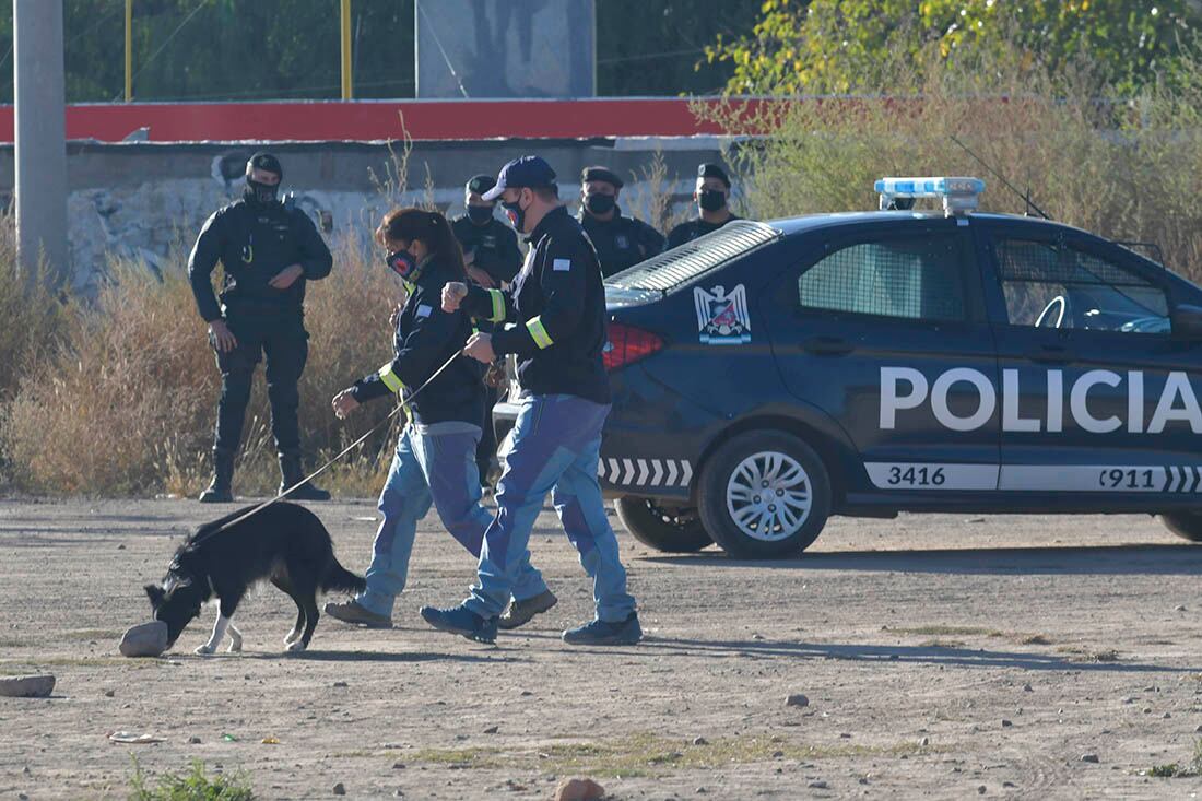 Siguen los  rastrillajes buscando a la joven desaparecida Abigail Carniel, en el predio de la cancha de Jorge Newbery en Las Heras.