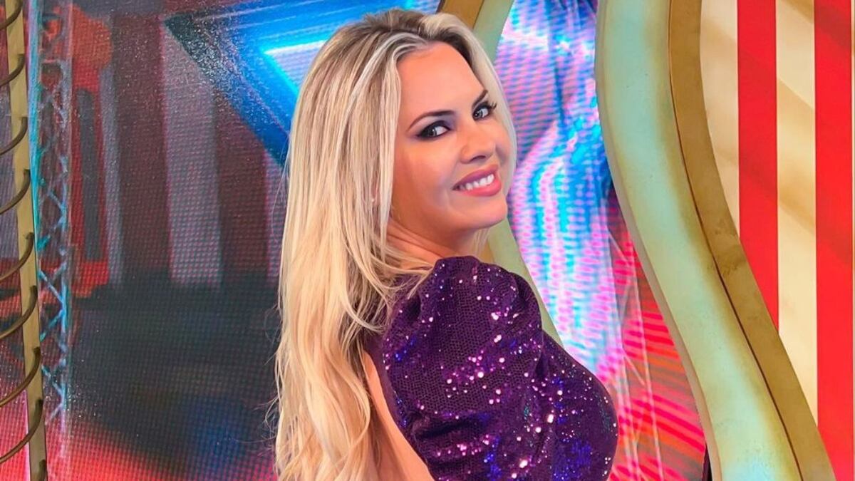 Alejandra Maglietti sorprendió con una microbikini estampada con flamencos y trenzas color salmón