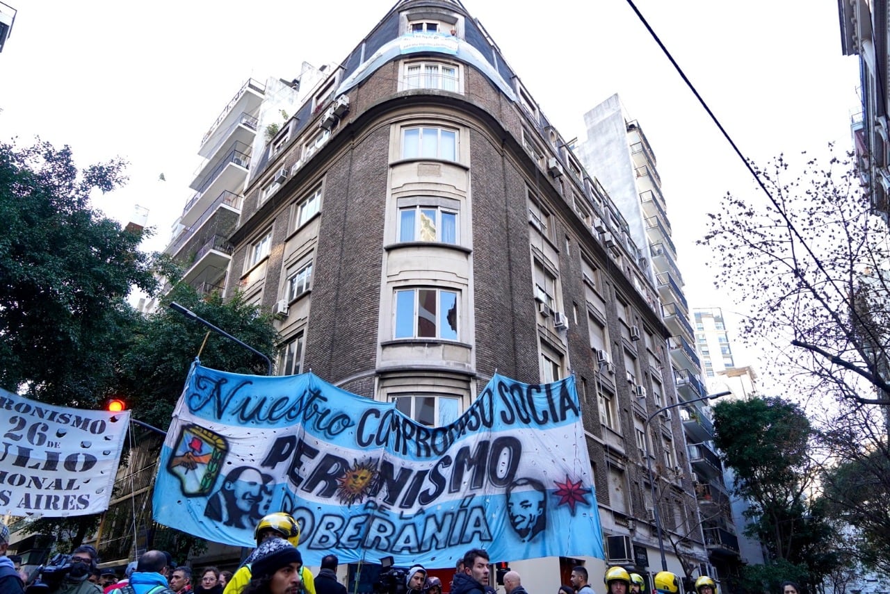 Los manifestantes cuentan con bombos y banderas para mostrarle su apoyo a la vicepresidenta.