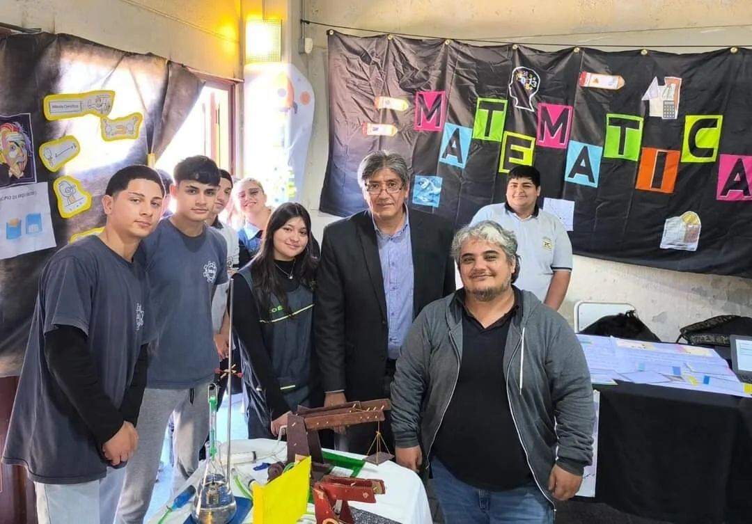 El profesor Romero junto a algunos alumnos del equipo creador de la moto eléctrica.