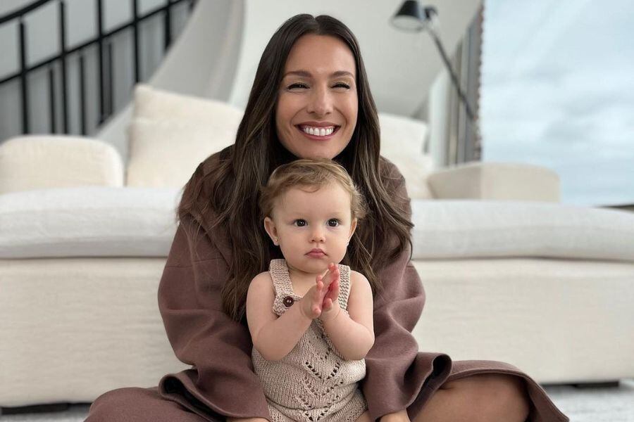 Pampita se muestra como una mamá orgullosa con Ana García Moritán.