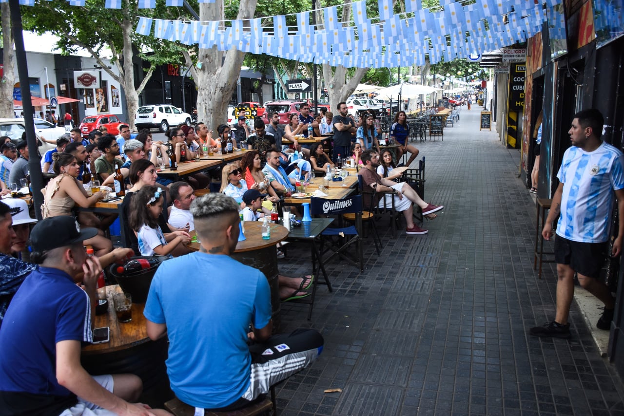 El centro de Mendoza se vistio de celeste y blanco para festejas el 2 a 0 de Argentinas  vs Mexico.