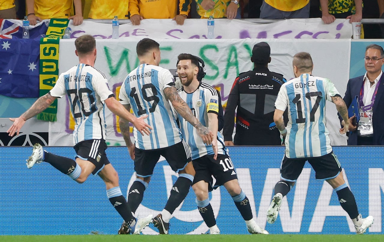 Lionel Messi de Argentina celebra tras anotar un gol hoy, en un partido de los octavos de final del Mundial de Fútbol Qatar 2022 entre Argentina y Australia en el estadio Ahmad bin Ali Stadium en Rayán (Catar).  EFE/ Juan Ignacio Roncoroni