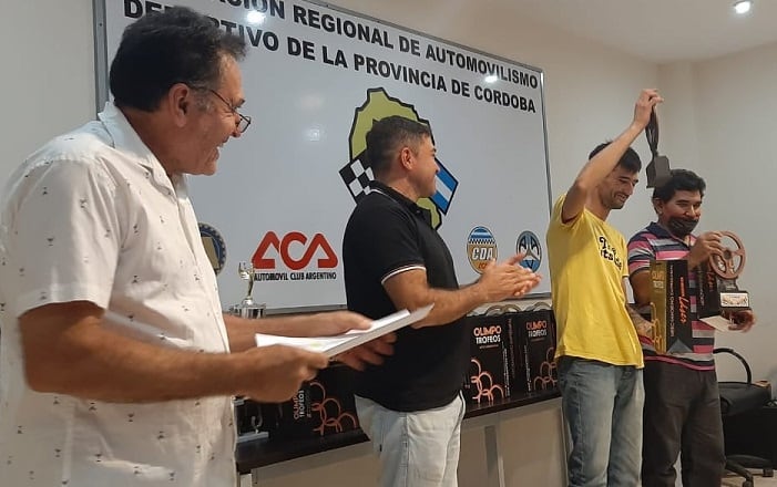 Alfredo y Hernán Vélez, por Acpur, acompañaron a las tripulaciones premiadas.