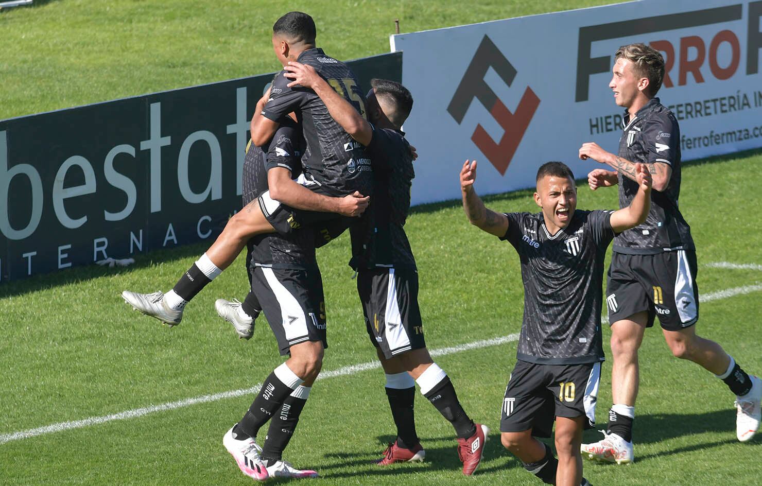 Primera Nacional Gimnasia y Esgrima  Fútbol Afa 
Con goles de Oscar Garrido y un doblete de Joan Juncos el Lobo igualó con “La Fragata” que convirtió gracias a Joaquín Ibañez (en dos ocasiones) y Santiago Vera, 3 a 3 con el líder de la Zona A, Almirante Brown, en uno de los cuatro encuentros de mañana por la 27ma. fecha del torneo de la Primera Nacional.
Foto: Orlando Pelichotti