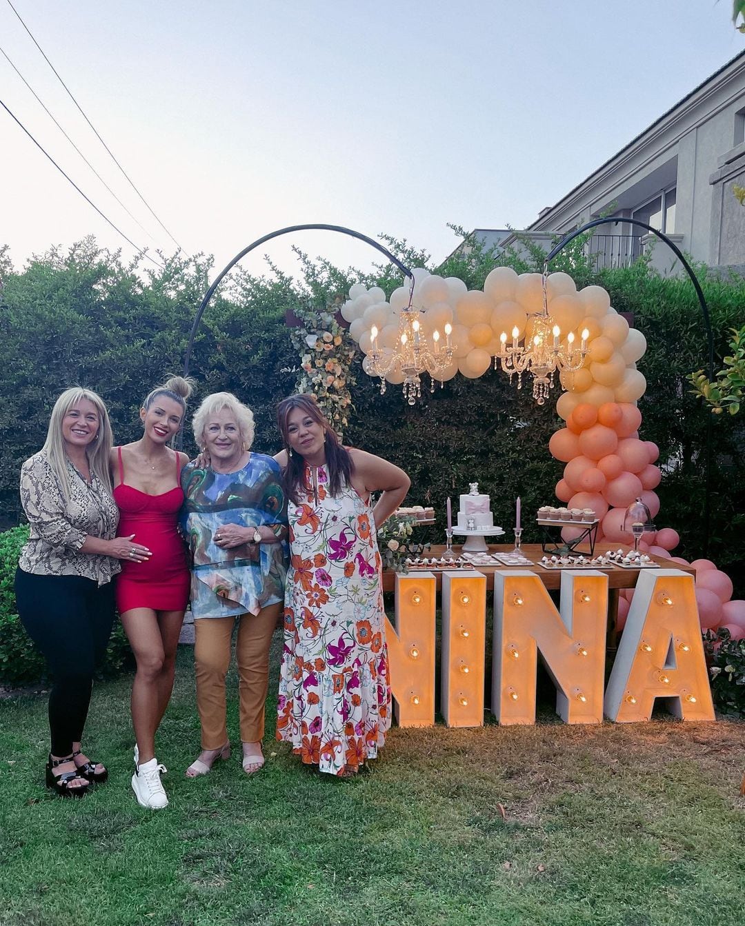 Agustina Gandolfo y Nina con su familia. 