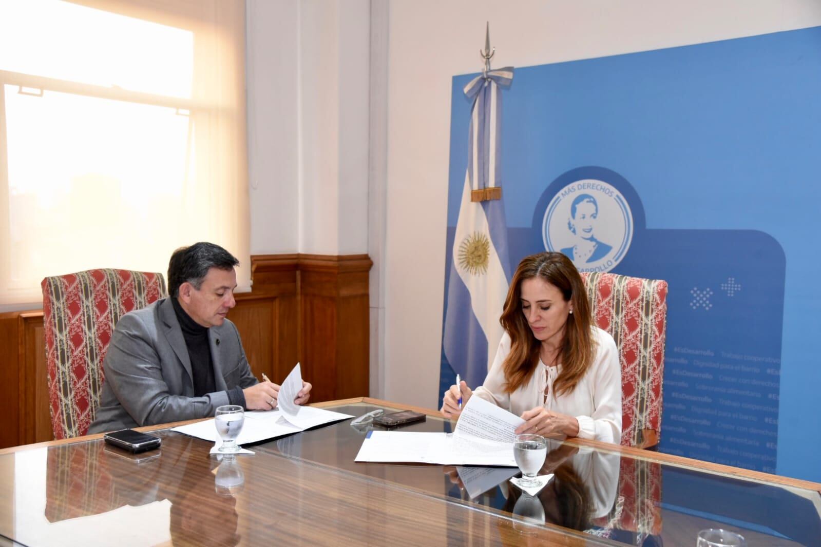 Martín Oliva junto a Tolosa Paz.