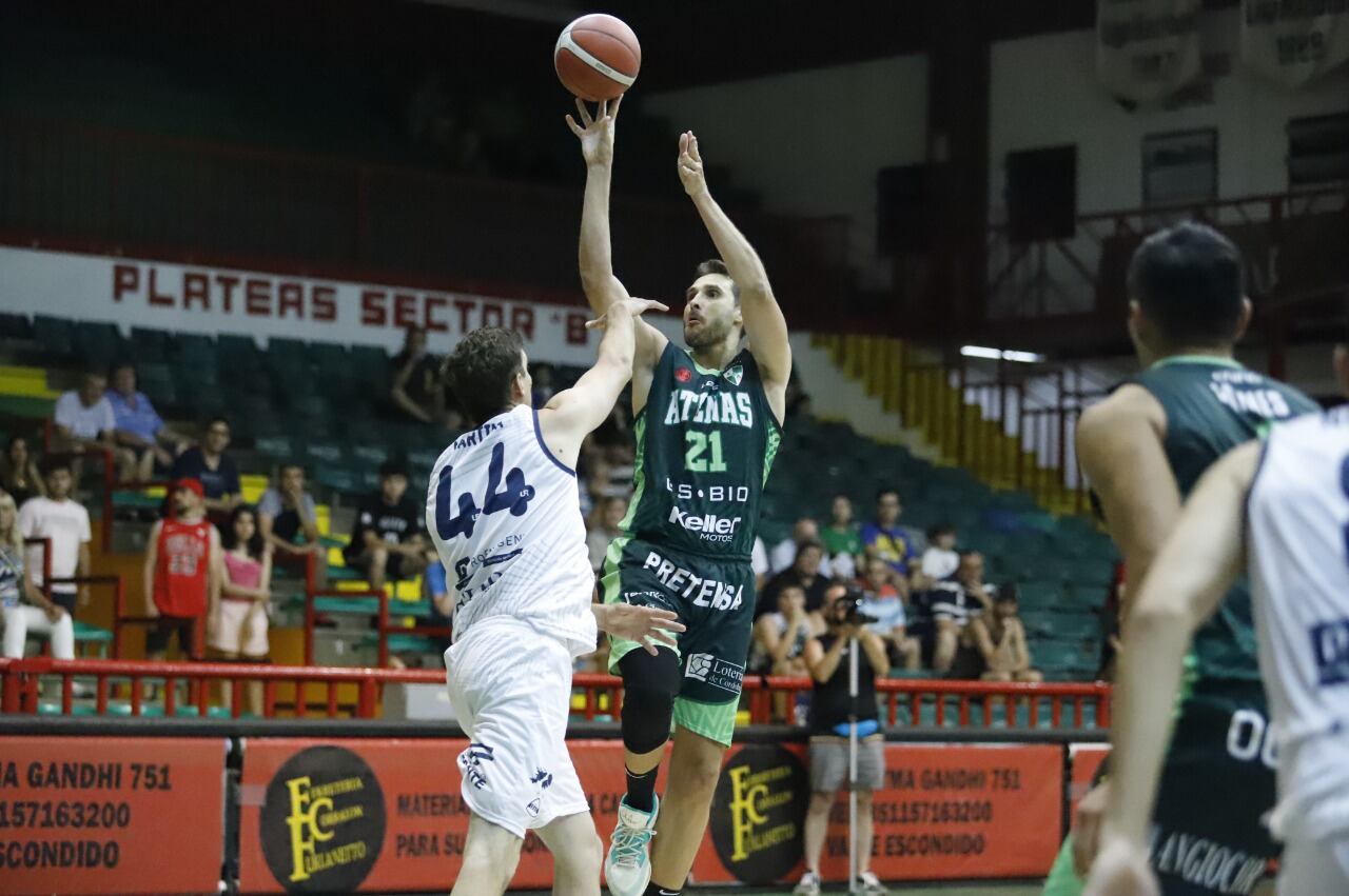 El duelo de capitanes entre Omar Cantón de Atenas y Fernando Martina de Independiente de Oliva en el Cerutti. (Germán Ruíz / Prensa Atenas)