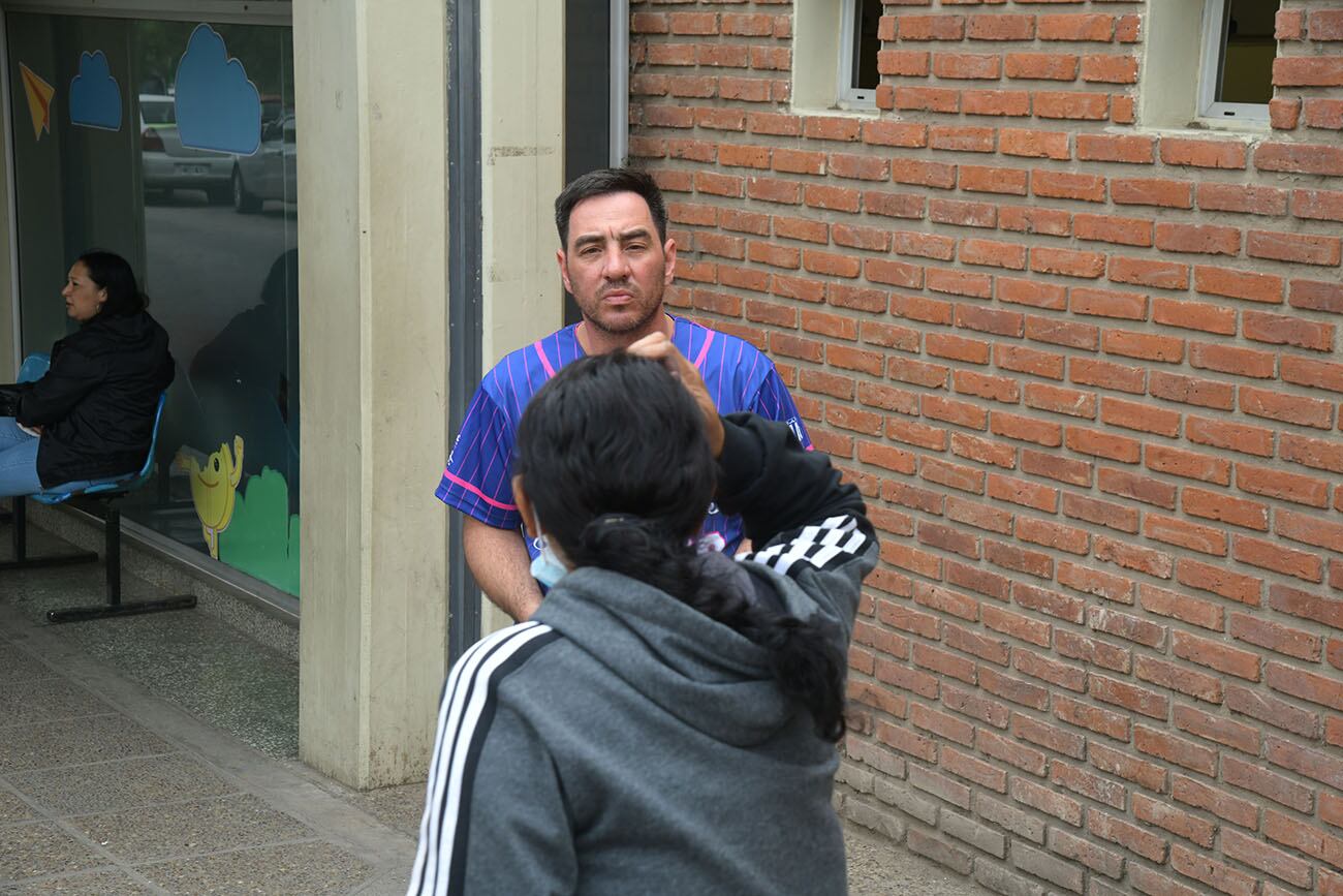 Padres de Lázaro, el niño agredido por una patota en la plaza Jerónimo del barco, en la puerta de la guardia del Hospital de Niños. ( Ramiro Pereyra /La Voz)