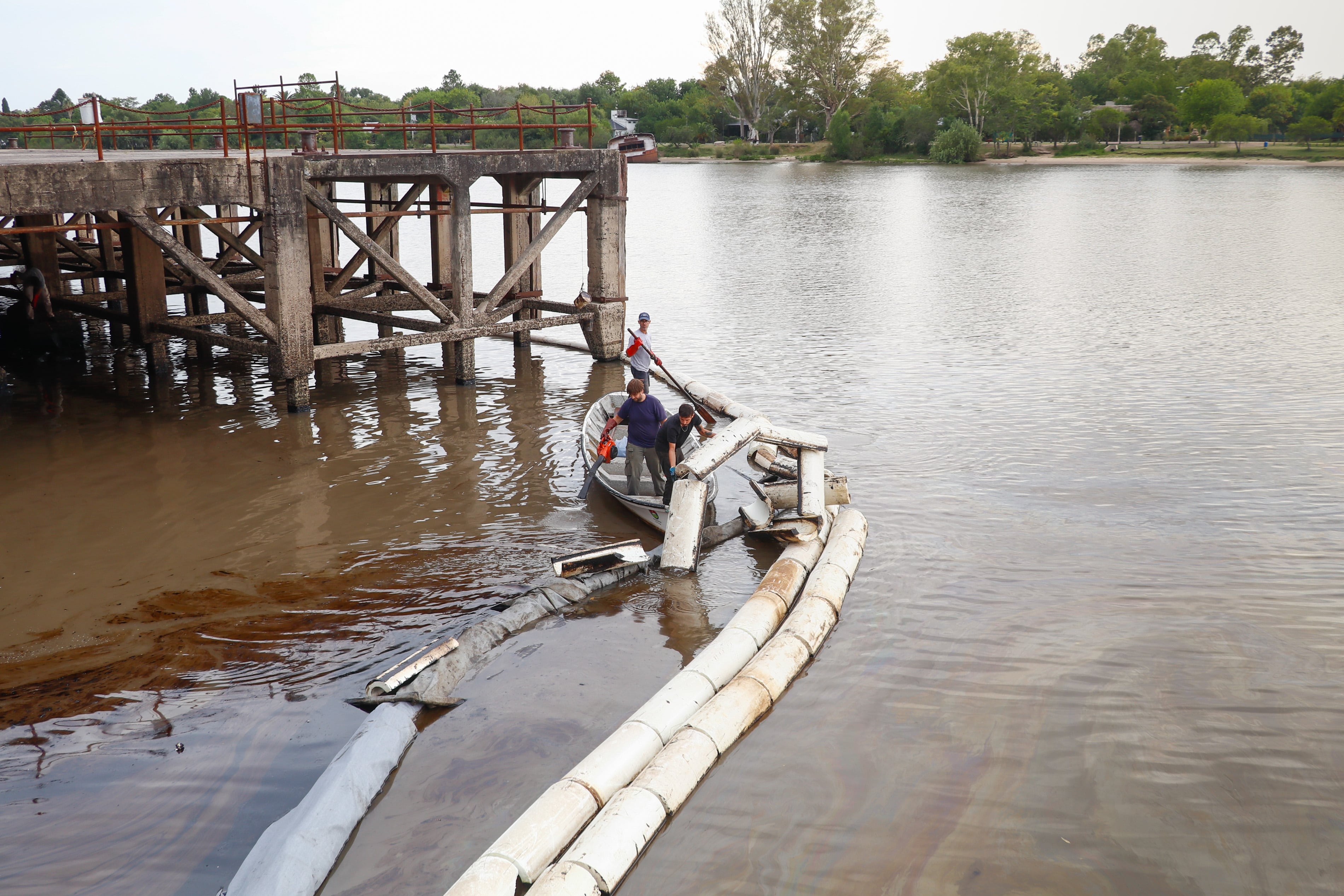 Derrame sobre el río Gualeguaychú