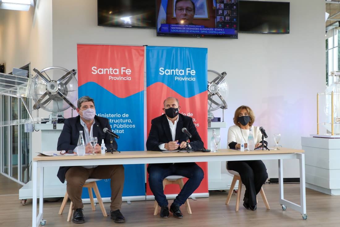 Carlos Maina, Omar Perotti, Silvina Frana encabezaron el acto de licitación de la obra de cloacas en Ataliva.