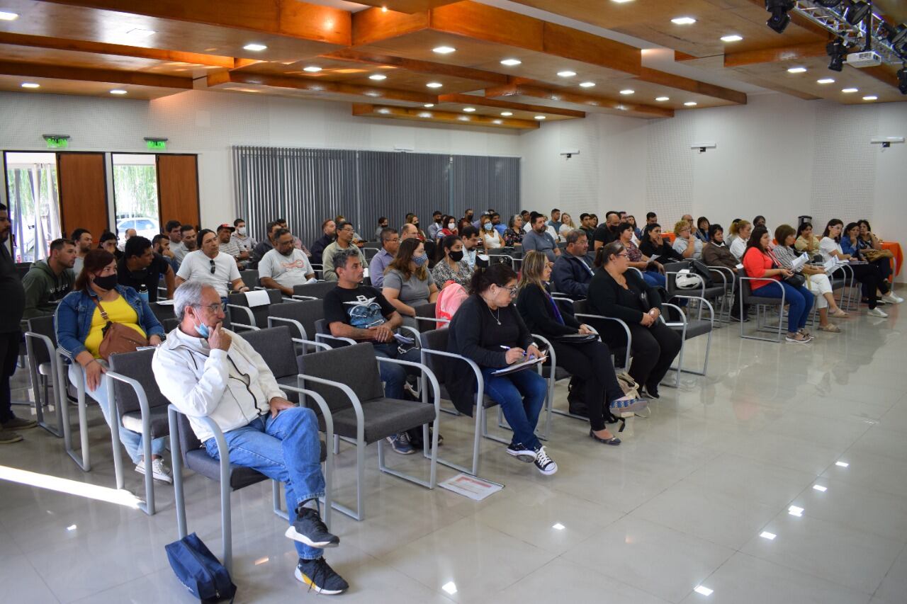 Un numeroso público se hizo presente en el flamante salón del SEOM