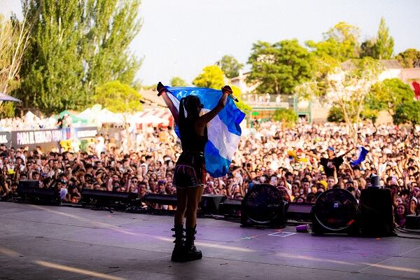 Emilia Mernes en su gira por Europa.