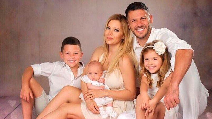 Evangelina Anderson y Martín Demichelis junto a sus hijos.