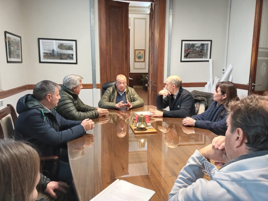 Carlos Sánchez se reunió con representantes de la Escuela Agropecuaria de Tres Arroyos