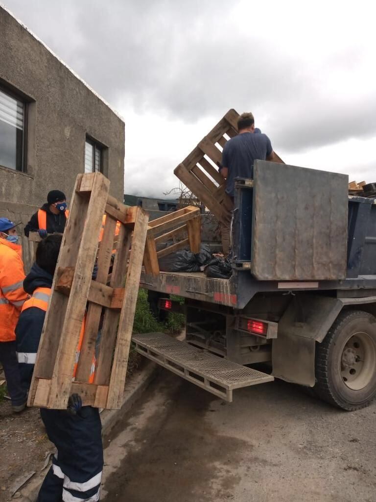 Limpieza y recolección de voluminosos en distintos barrios de la ciudad por parte de la Municipalidad de Ushuaia-