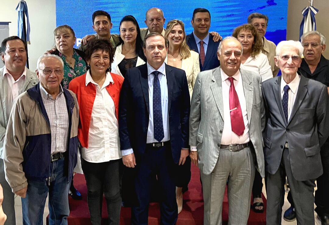 Guillermo Snopek, Julio Ferreyra y Mariela Ferreyra, junto a candidatos del frente Unidad por Jujuy para las elecciones provinciales del 7 de mayo.