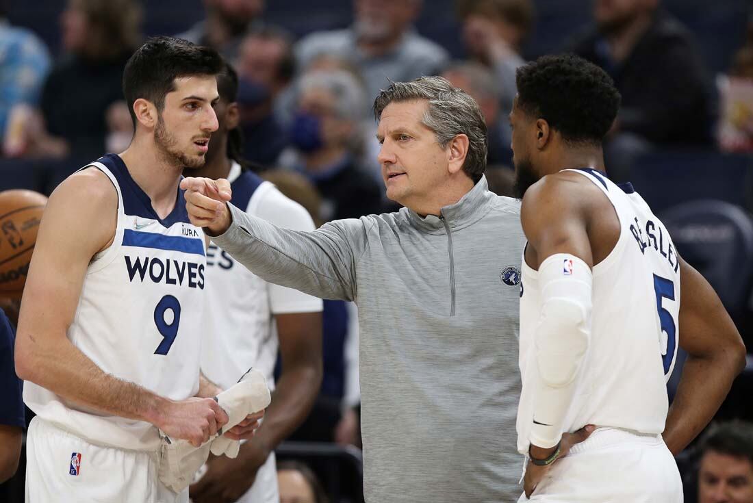 Leandro Bolmaro escucha a su entrenador, Chris Finch, buscando su adapatación en la NBA. (AP)