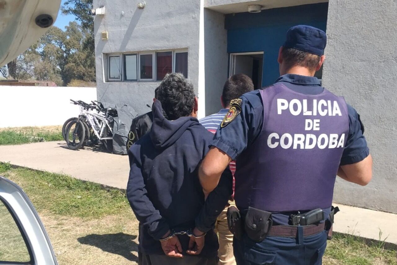 Policía en barrio Villa Siburu. (Policía)