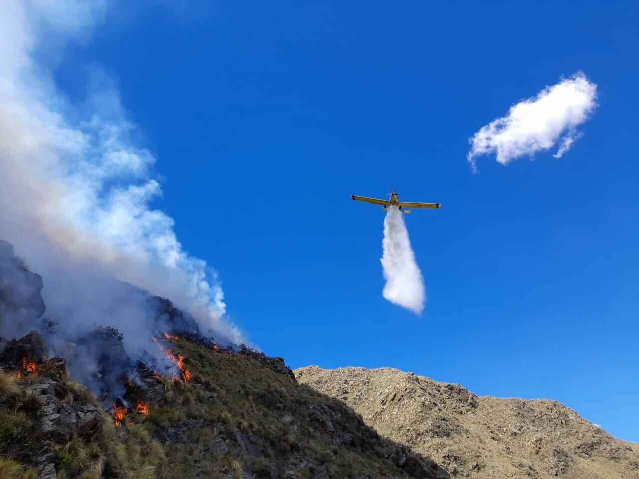 Dos aviones hidrantes trabajan en la zona.