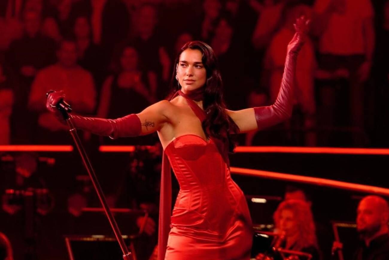 Dua Lipa, de rojo furioso durante el concierto que ofreció en octubre pasado en el Royal Albert Hall de Londres. (Gentileza Elizabeth Miranda)