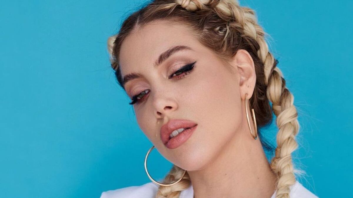 Wanda Nara despidió el año desde la playa con una malla enteriza rosa que se llevó todas las miradas
