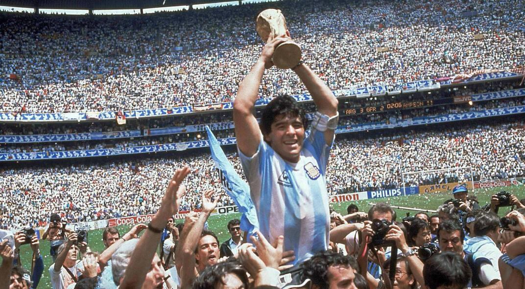 La Copa en alto. Maradona, símbolo argentino en México '86, con el trofeo mundial.