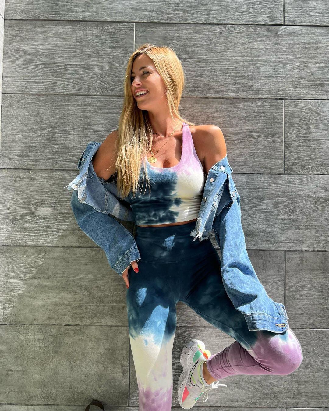 Rocío Guirao Díaz con un conjunto deportivo batik a puro color.