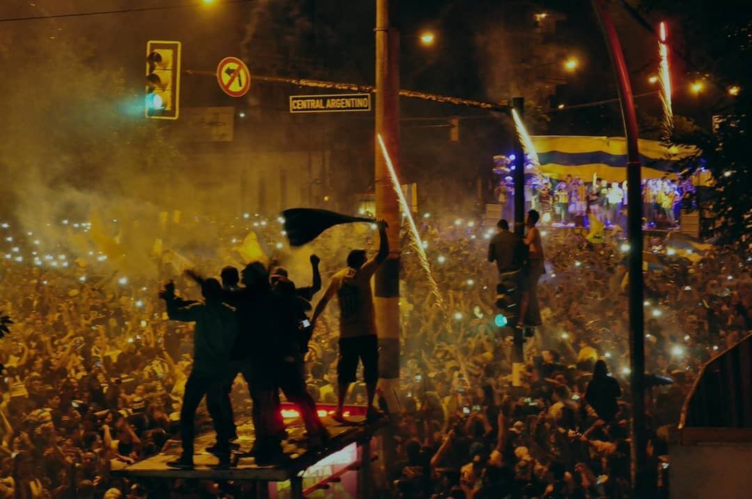 Los hinchas del club se congregaron frente a la cancha para festejar los 133 años