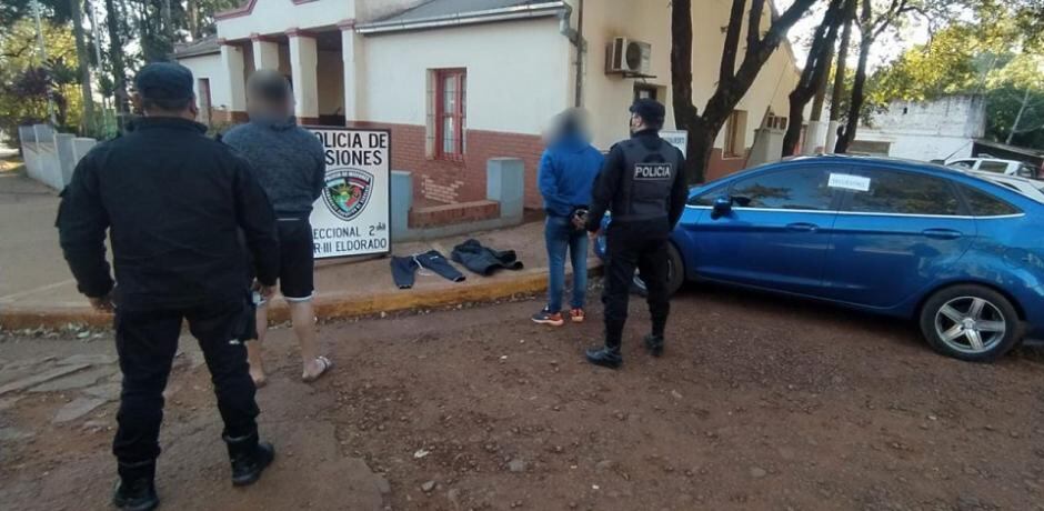 Dos jóvenes terminaron detenidos tras amenazas a otro con un arma de fuego.