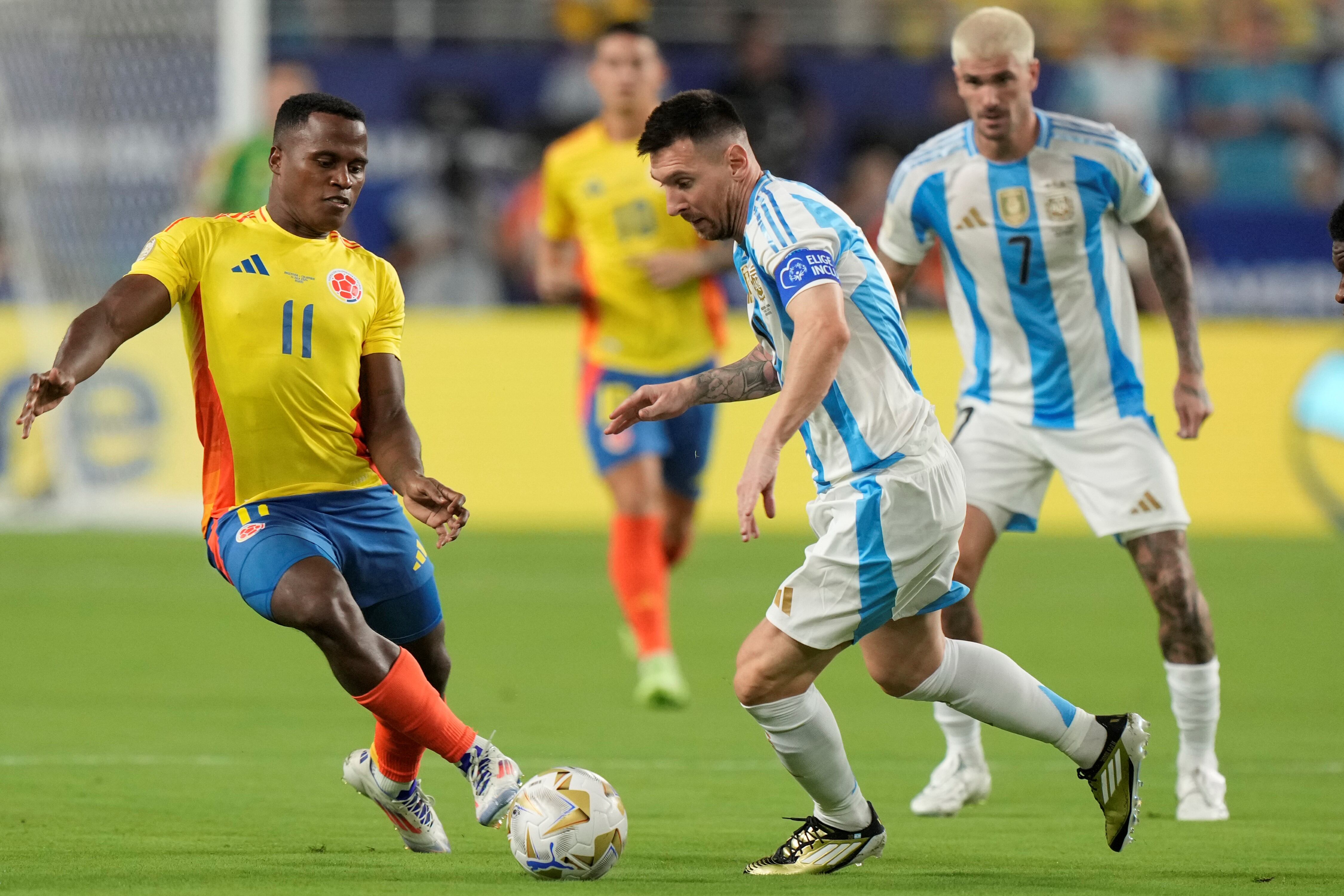 Argentina y Colombia, en la final de la Copa América 2024. Messi en acción. (AP)