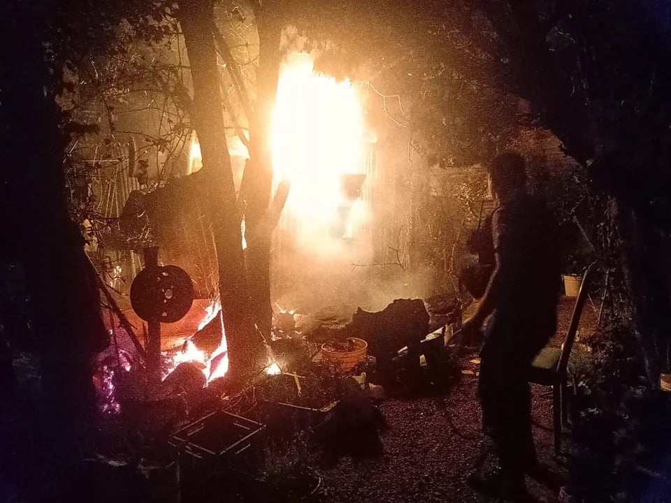 Hizo un asado con amigos, se fue y se le incendió el galpón en Comodoro Rivadavia.