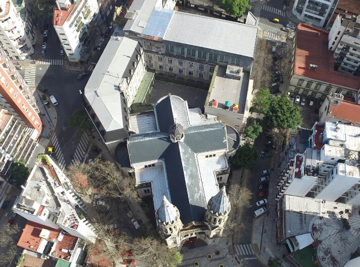 La escuela donde se grabó Los Simuladores vista desde arriba.