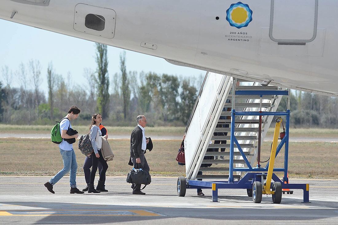 AEROPUERTO SAN RAFAEL

COMENZARON A LLEGAR LOS VUELOS A SAN RAFAEL POR EL CIERRE DEL AEROPUERTO FRANCISCO GABRIELLI DE MZA, LOS PASAJEROS LLEGAN Y SE RETIRAN DEL AEROPUERTO EN COLECTIVOS Y TRANSFER