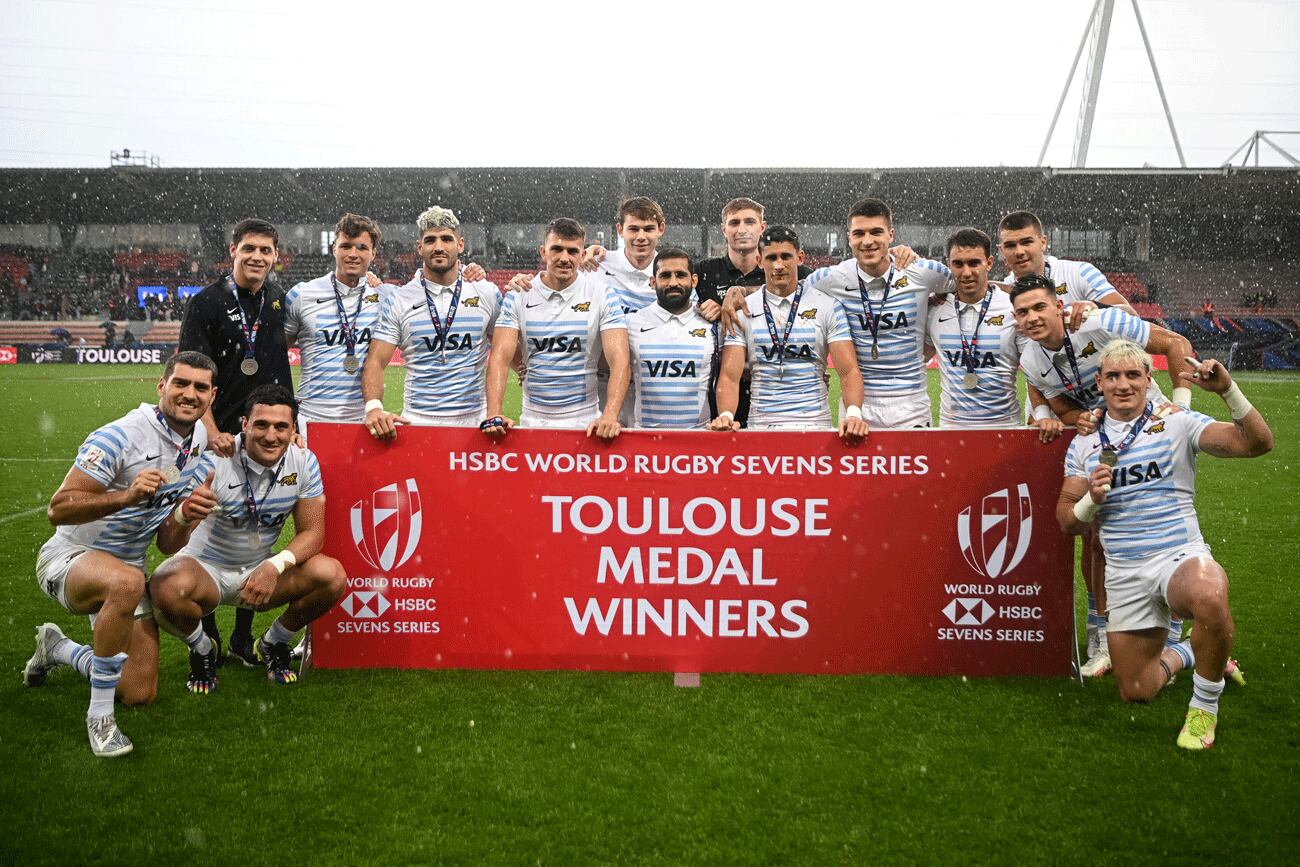 Los Pumas 7s lucen la medalla de plata del Seven de Toulouse, donde además se aseguraron la clasificación a París 2024. (@lospumas7arg)