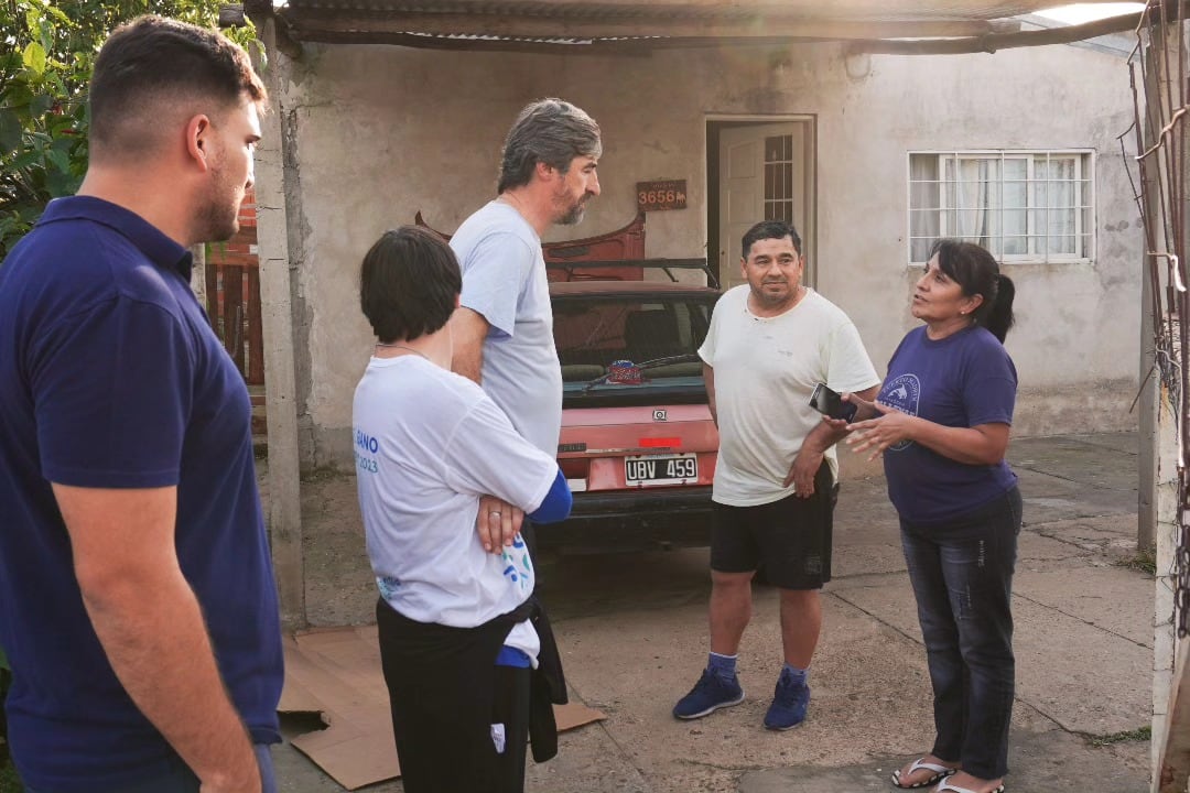 Vecinos planteando sus inquietudes a Giano.