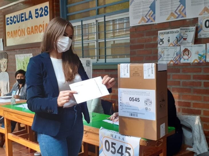 La segunda candidata a diputada provincial por el Frente Renovador, Sonia Rojas Decut, ya emitió su voto