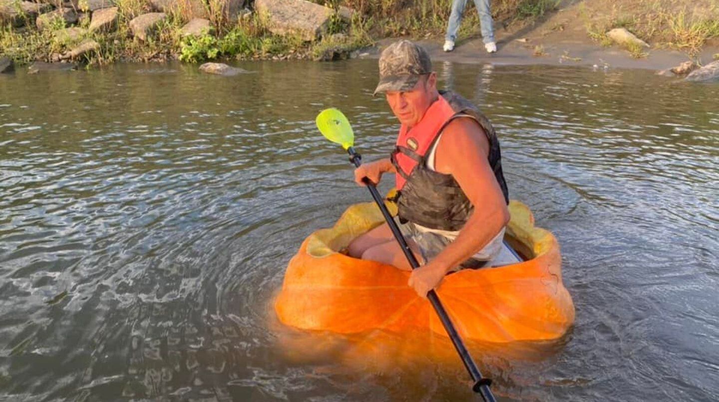 Duane Hansen a bordo de la calabaza de 380 kilos.